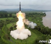 북한, 고체연료 ICBM '화성-18형' 2차 시험발사…김정은 참관