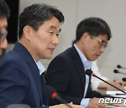 돌봄·근로여건 개선정책 간담회 주재하는 이주호 부총리