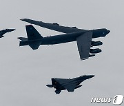 B-52H 전략폭격기와 편대비행