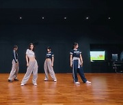 뉴진스, 선공개곡 'New Jeans'·'Super Shy' 안무 영상 공개… 전율 돋는 칼각 퍼포먼스