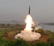 평양서 동해로 ICBM 도발... 미국 향한 말폭탄 이어 본토 타격 위협