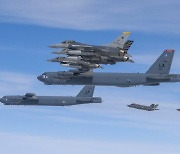 [속보] B-52H 美전략폭격기 한반도 전개…한미 연합공중훈련