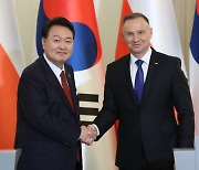 Yoon discusses defense cooperation, Ukraine with Polish counterpart