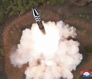 北, 美 본토 타격권 ICBM 쐈다… 尹 “대가 따를 것”