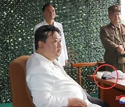 北김정은도 삼성 Z플립 쓰나?…ICBM 발사 현장서 포착된 ‘폴더블폰’