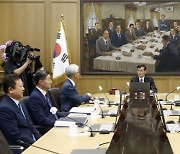 [머니S포토] 기준금리 '4연속 동결' 금통위, 금융시장 불안 이유