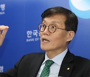 한은 총재 “가계부채 급증 시 금리, 규제 등으로 대응"