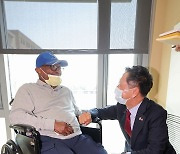 한국전 참전용사와 대화하는 김기현 대표