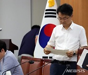 최저임금위 정회 후 속개, 회의자료 보는 박준식 위원장