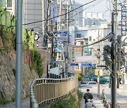 마음이 푸근해지는 동네, 100년 넘은 돌담이 주는 희로애락