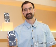 인터뷰하는 아키스 에반겔리디스 낫싱 공동창업자