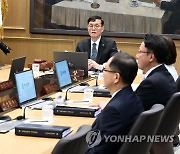 금융통화위원회 주재하는 이창용 한국은행 총재