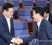 박광온 원내대표와 악수하는 이재명 대표