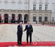 악수하는 윤석열 대통령과 두다 폴란드 대통령