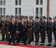 의장대 사열하는 윤석열 대통령