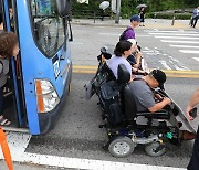 경찰, ‘국회 앞 버스막기 시위’ 전장연 대표 현행범 체포