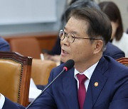 이정식 고용장관 “실업급여 의존하게 하지 말고 재취업 도와야”