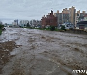 충남 논산천 논산대교 홍수경보 격상 "주민들 유의해야"