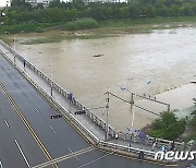 '범람 위험' 전주 마전교 양방향 차량 전면 통제