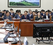 환노위 '실업급여 축소' 격돌…후쿠시마 오염수 공방 지속(종합)