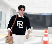 김우빈 '공항을 런웨이로' [포토]