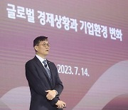 이창용 "'중국 특수' 기댔던 韓 경제, 구조조정해야"(종합)