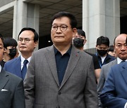 ‘돈봉투 의혹’ 송영길 일정·회계관리 前비서관 압수수색…의원 모임 명단 등 확보