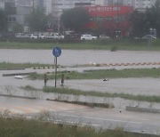 [속보] 전북 익산 함라면 신등리 ‘극한 호우’ 기준 넘기는 폭우