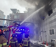 군포 접착제 제조 공장 화재 6시간 만에 진화…2명 부상