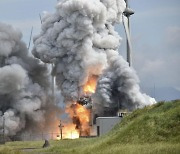 점화 1분 뒤 폭발… 화염 휩싸인 日 로켓실험장