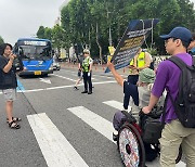 박경석 전장연 대표 버스 업무방해로 현행범 체포