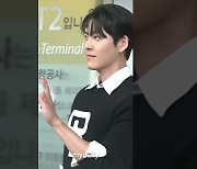 김우빈 '이렇게 잘 생기면 반칙 아닌가요?'