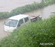 불어난 빗물로 잠긴 차