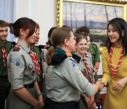 민주당 "대통령실, '김건희 여사 쇼핑' 외신 보도 해명하라"