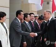 한국측 참석자들과 인사하는 두다 폴란드 대통령