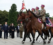 기마대 분열 지켜보는 윤석열 대통령 내외