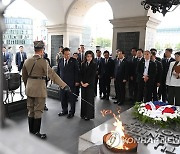 윤석열 대통령 내외, 폴란드 무명용사의 묘 참배