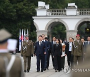 폴란드 무명용사의 묘 참배하는 윤석열 대통령 내외