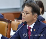 노동장관 "실업급여 개선, 재취업 촉진해 자립 도와준다는 취지"