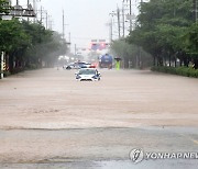 군산 곳곳 침수…물에 잠긴 차들