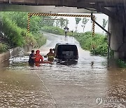 차량 침수로 고립된 시민 구조