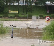 청주 도심 관통 무심천 '홍수주의보' 발령…수위 3.69ｍ