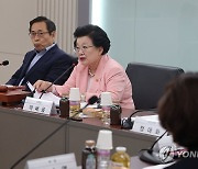 국가교육위원회 회의 참석한 이배용 위원장