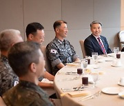 이종섭 장관, 북 우주발사체 탐색·인양 장병들과 담소