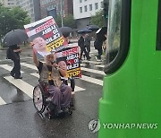 '버스차로 시위'  벌이는 박경석 전장연 대표