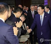 한·폴란드 비즈니스 포럼 입장하며 참석자와 인사하는 양국 정상