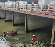 장마철에 하천 산책로 갑자기 물바다..."안전 사고 조심해야"