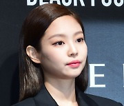 블랙핑크 제니, '무성의 퍼포먼스' 지적에…"자꾸 다쳤다" 해명