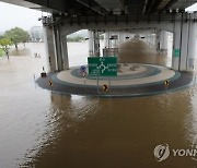 "대피 주민 77명 귀가 못해" 올림픽대로 가양·동작대교 전면 통제…일반 열차운행 16일까지 중지