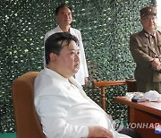 김정은이 `얼리 어답터`?…ICBM 발사현장서 `폴더블 스마트폰` 노출